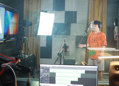 渾厚之聲 新疆專(zhuān)題配音與影視節(jié)目制作的融合藝術(shù)